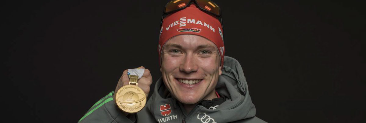 Benedikt Doll präsentiert seine Goldmedaille von der WM